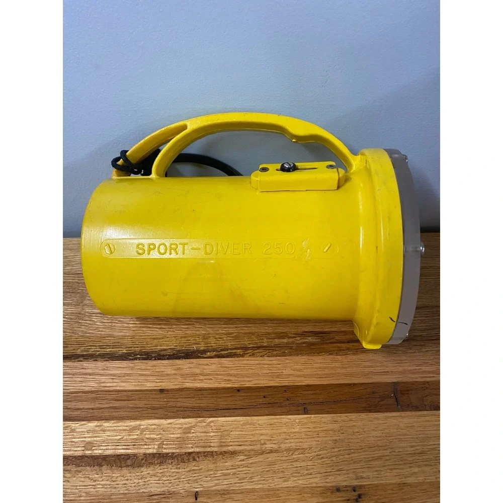 Vintage Darrell-Allan Sport-Diver 250 Underwater Scuba Flashlight Yellow USA